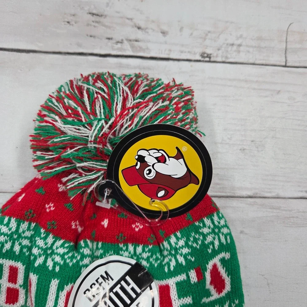 Buc-ee's Beanie Youth OSFM Red Green Christmas Fair Isle Pom Pom BUC79BN-RYTH